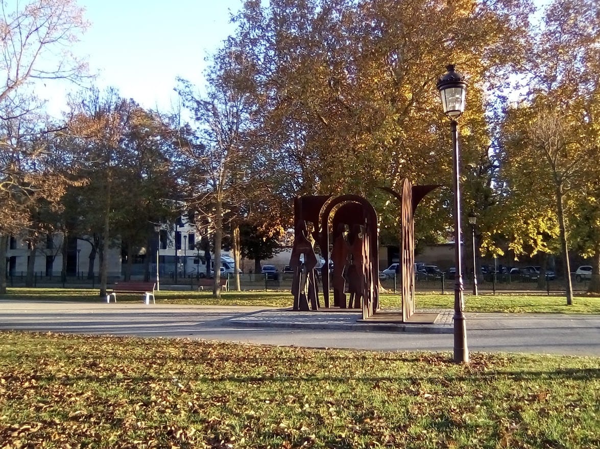 Escultura DD.HH de AI obra de Segundo Escolar